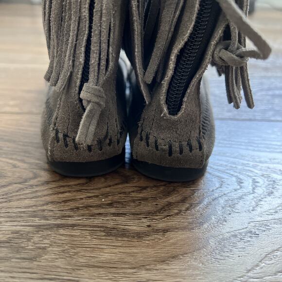 Minnetonka Ankle Boot Womens 6 Gray Suede Fringe Back Zip Moccasin Boho Casual - Picture 11 of 12